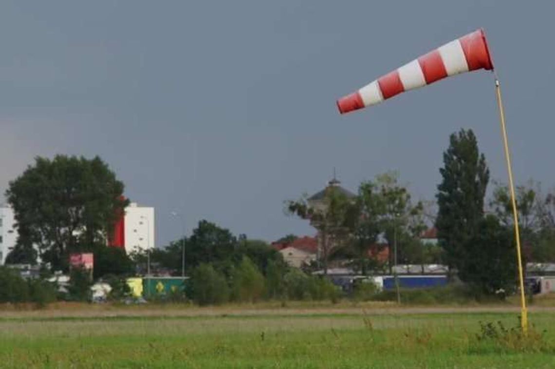 Wypadek podczas skoku ze spadochronem. Mężczyzna spadł z 1000 metrów
