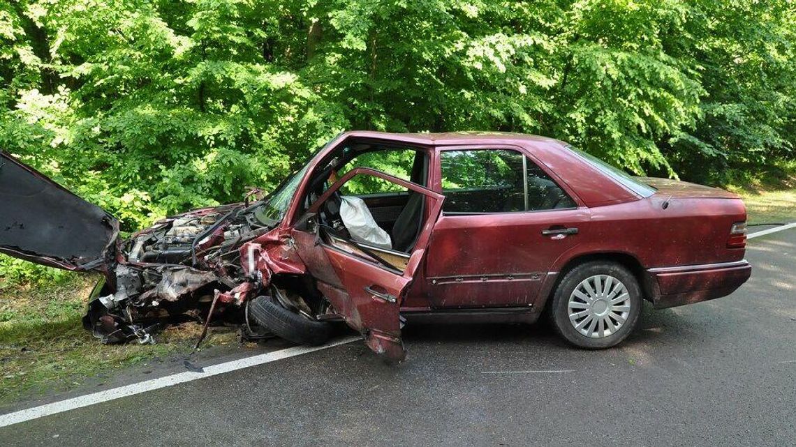 Wypadek podczas ulewnego deszczu. Dwaj kierowcy zostali ranni