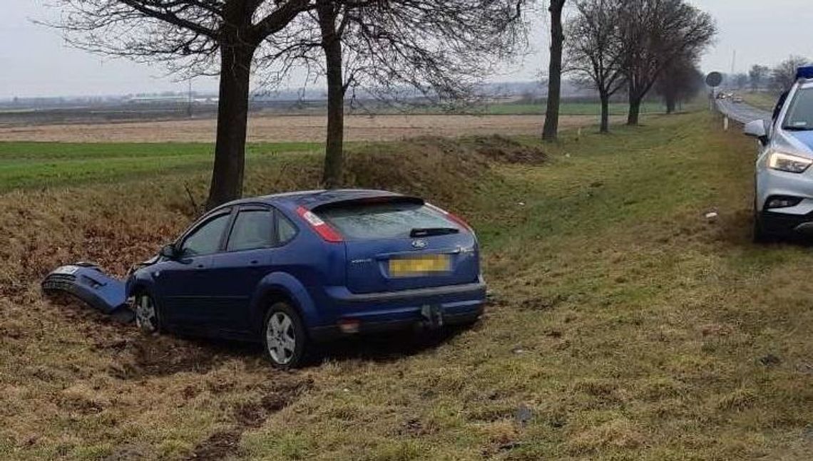 Wypadek przed Kurowem. Uderzył w mercedesa i wjechał do rowu