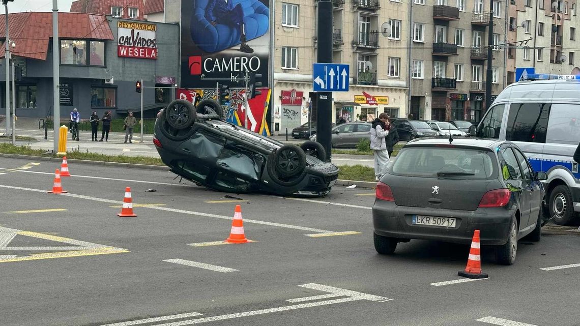 Wypadek przy "Gali". Auto dachowało Wypadek przy "Gali". Auto dachowało