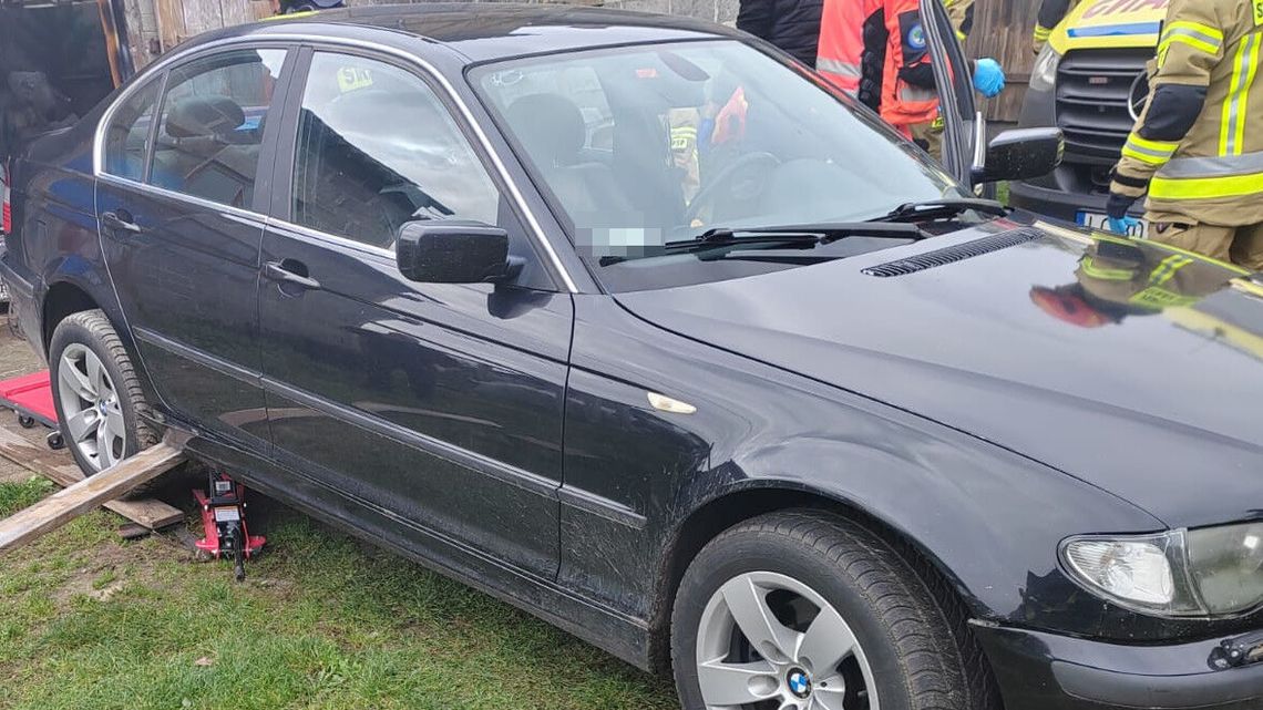 Wypadek przy naprawie auta. 31- latka zabrał śmigłowiec