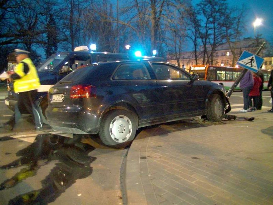 Wypadek przy ul. 3 Maja w Lublinie. Audi uderzyło w słup (wideo)
