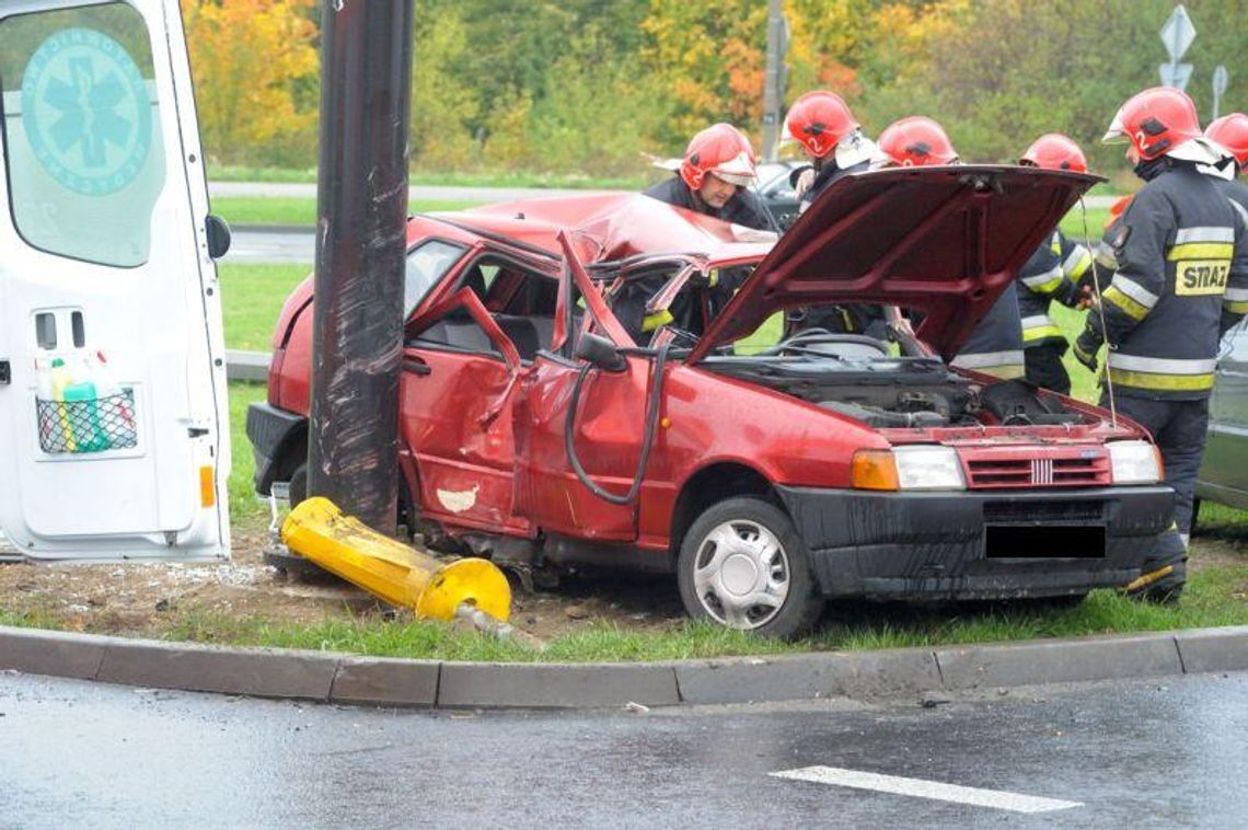 Wypadek przy ul. Diamentowej. Zderzenie dwóch aut (zdjęcia)