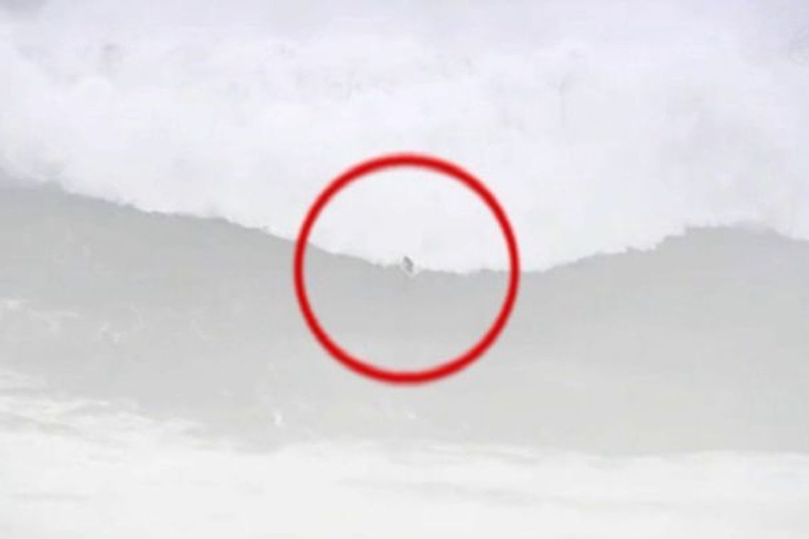 Wypadek surferki. Ratownik wyłowił ją w ostatniej chwili (wideo)