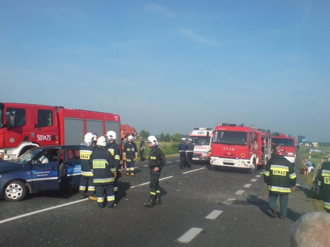 Wypadek trzech aut w Kaleniu: Sześć osób trafiło do szpitala