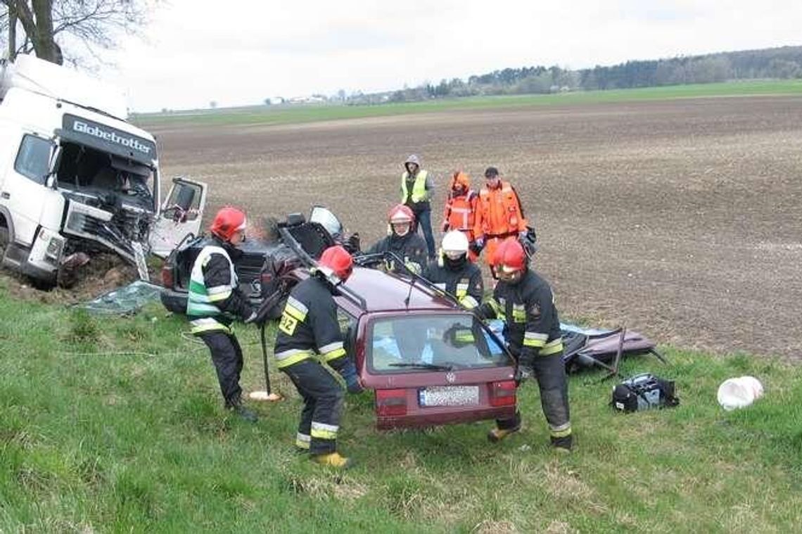 Wypadek w Adamowie, trzy osoby zginęły. W ciężarówce pękła opona?