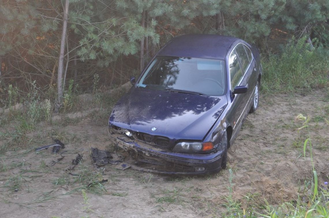 Wypadek w Annówce. Bmw wypadło z drogi