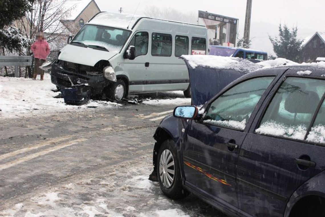 Wypadek w Bochotnicy: 9 osób trafiło do szpitala na badania (zdjęcia)
