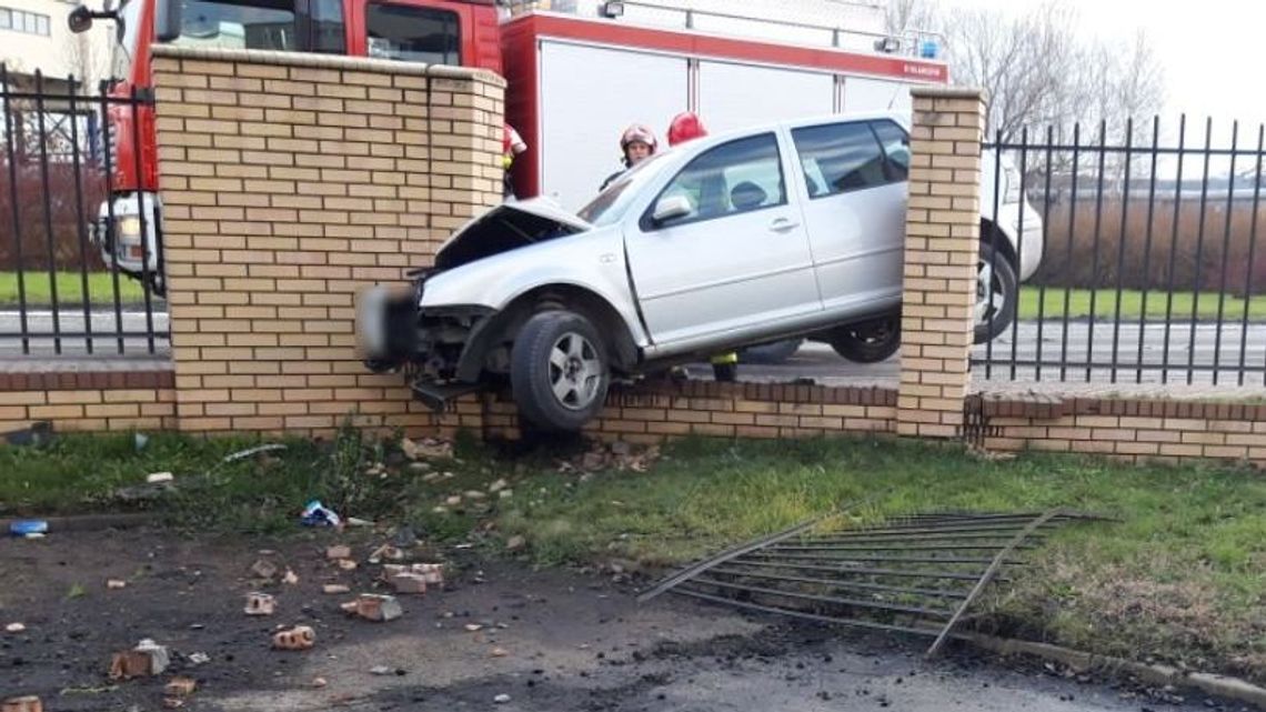 Wypadek w Bogdance. Chciał uniknąć zderzenia, wypchnięty przez ciężarówkę wylądował na płocie Wypadek w Bogdance. Chciał uniknąć zderzenia, wypchnięty przez ciężarówkę wylądował na płocie