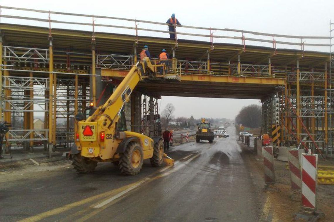 Wypadek w Bystrzejowicach na S17: Ciężarówka uderzyła w budowany wiadukt