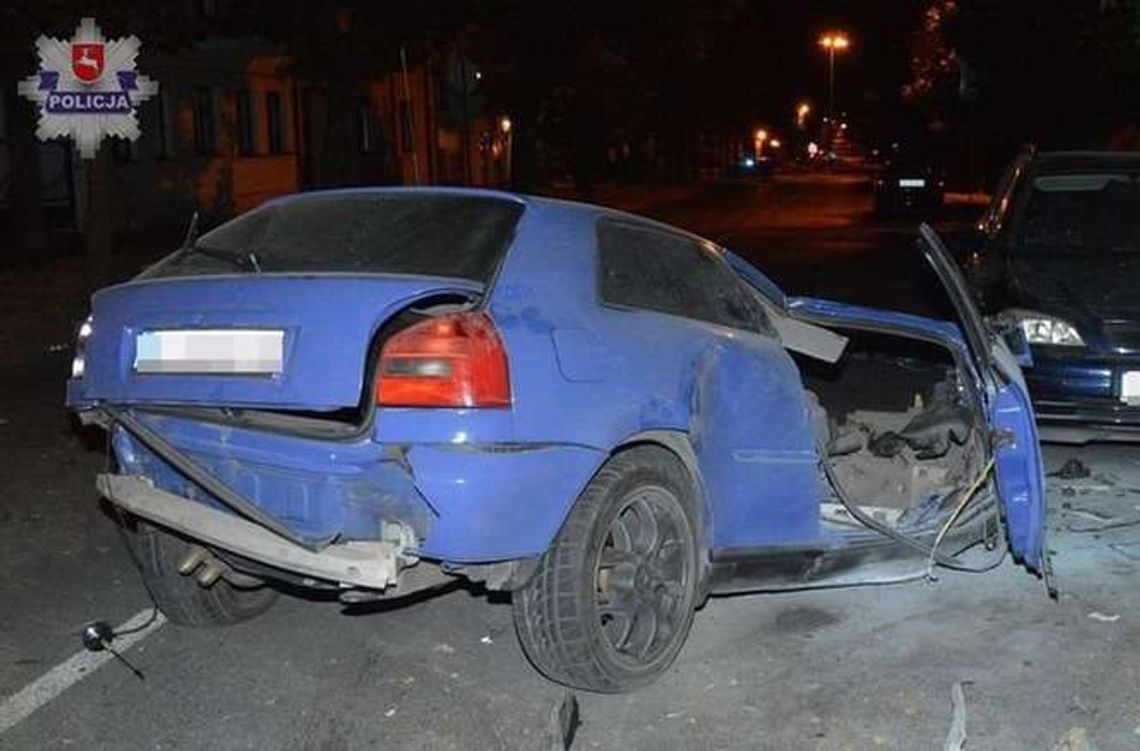 Wypadek w Chełmie: Audi uderzyło w drzewo, z auta wypadł silnik