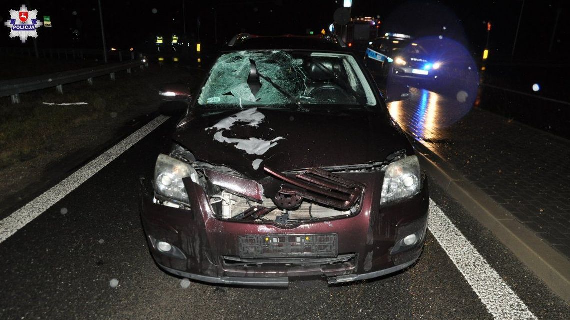 Wypadek w Chodlu. Nie żyje 29-latek, przechodził przez przejście