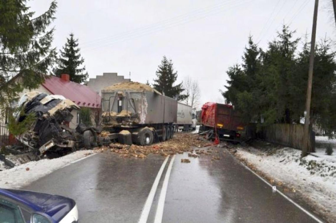 Wypadek w Chorupniku. Zderzenie dwóch ciężarówek Wypadek w Chorupniku. Zderzenie dwóch ciężarówek