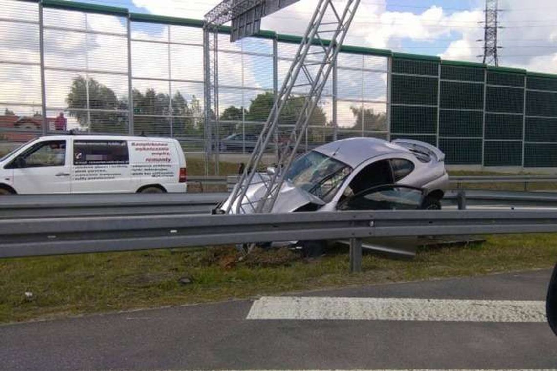 Wypadek w Ciecierzynie. Ford uderzył w drogowskaz (zdjęcia)