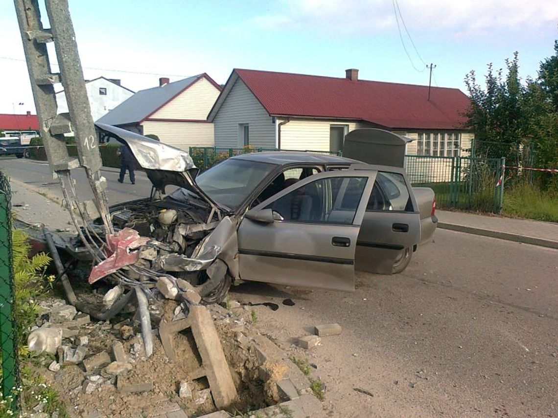 Wypadek w Firleju. Pijany wjechał w słup energetyczny (zdjęcia)
