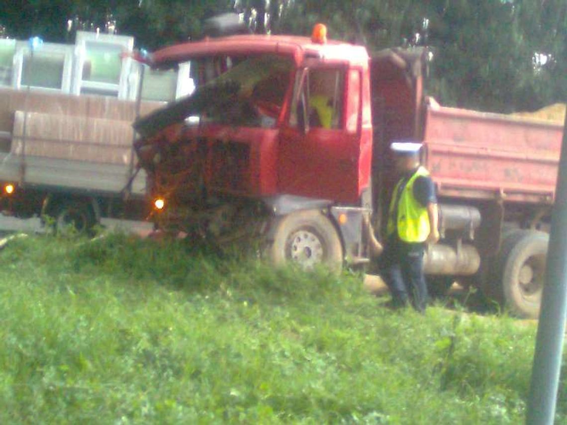 Wypadek w Garbowie, zderzyły się dwie ciężarówki Wypadek w Garbowie, zderzyły się dwie ciężarówki