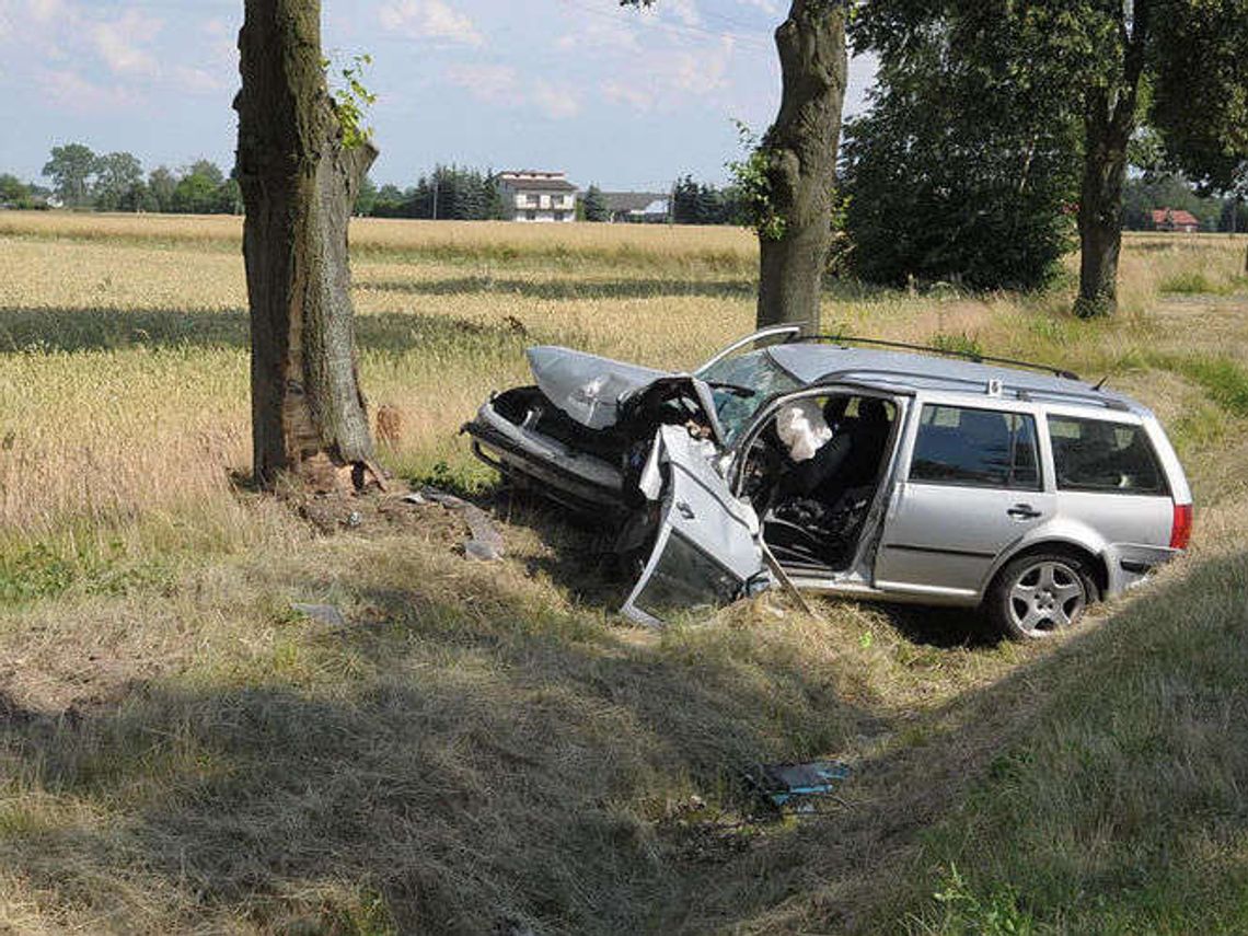 Wypadek w Jeziorach. 38-latka zasłabła za kierownicą? Wypadek w Jeziorach. 38-latka zasłabła za kierownicą?