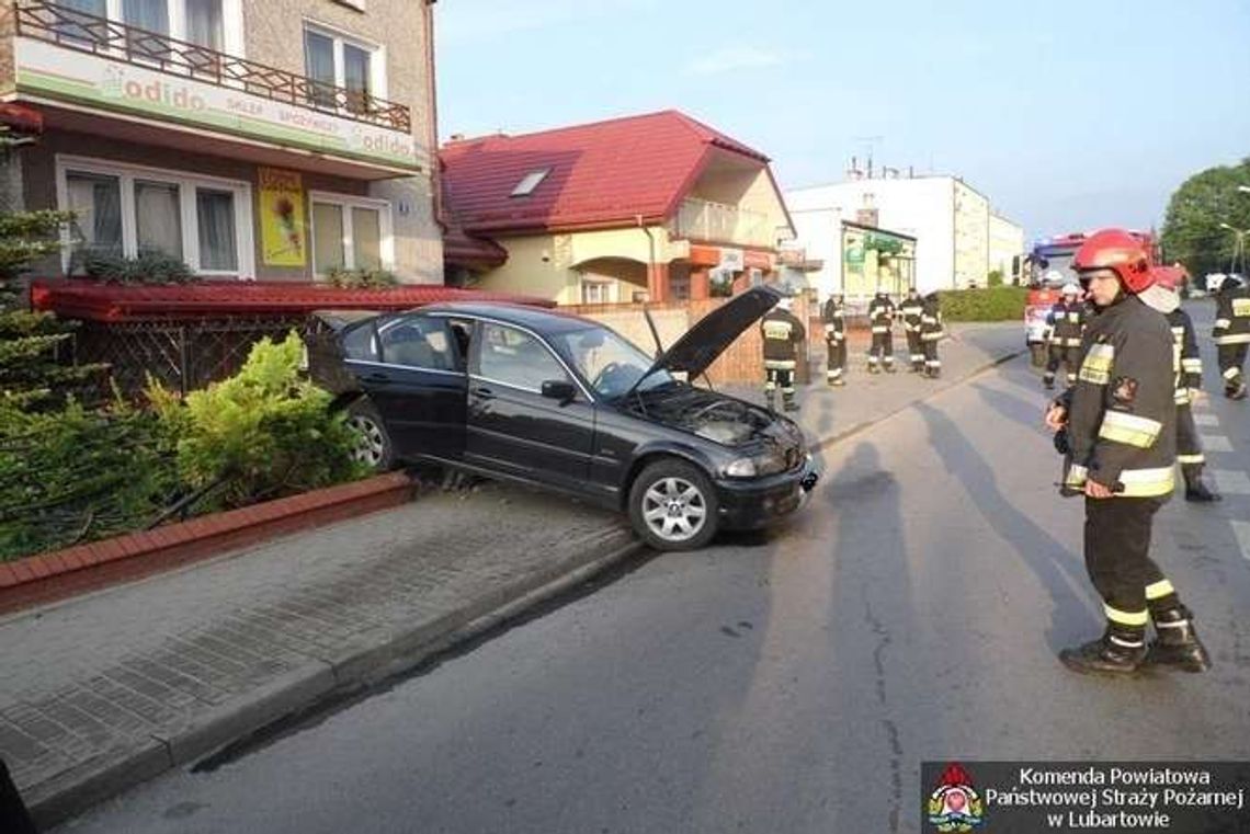 Wypadek w Kamionce. Kierowca BMW wjechał w ogrodzenie