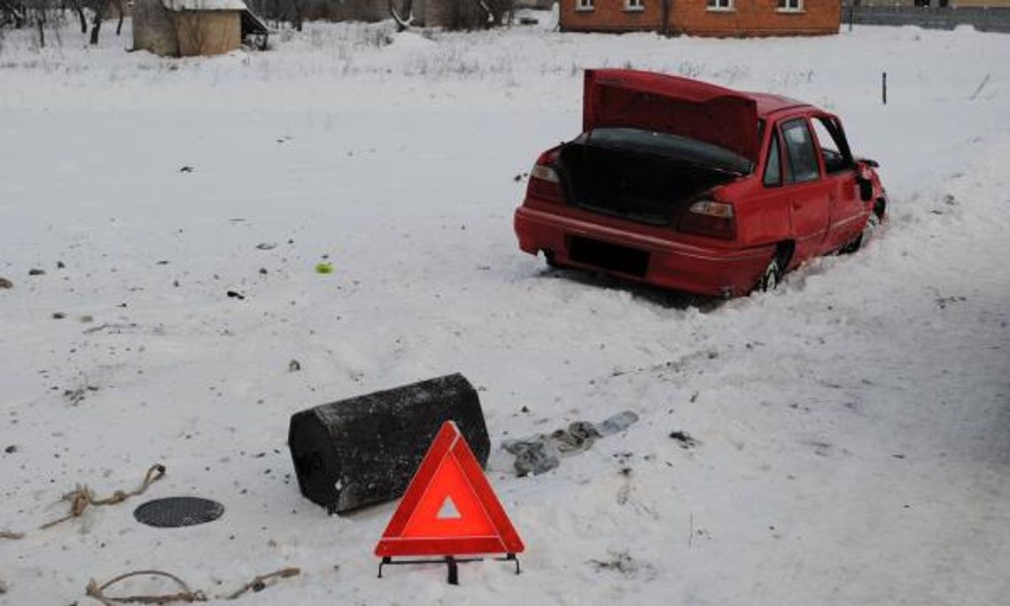 Wypadek w Kaznowie. Kierowca wypadł z auta