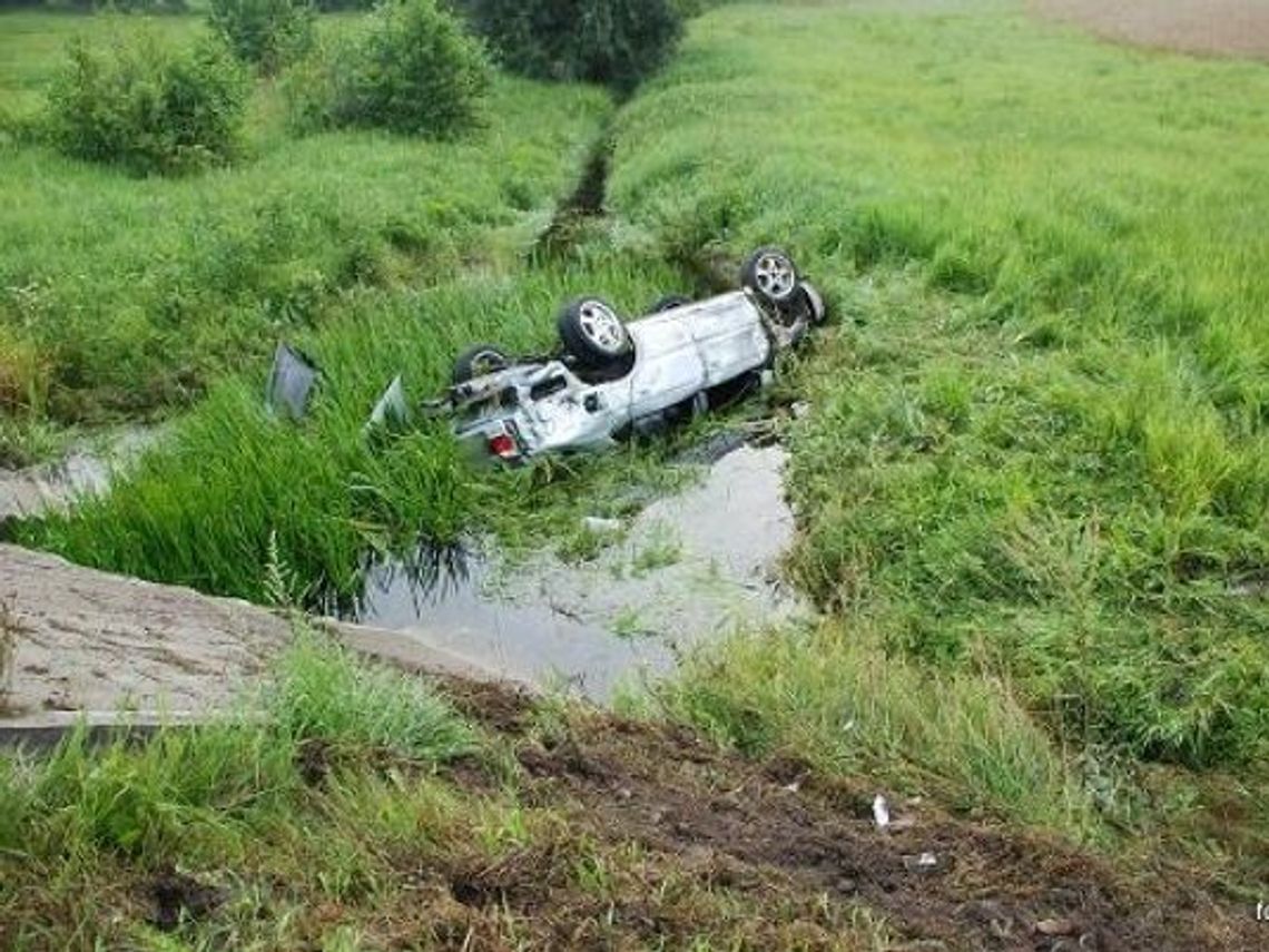 Wypadek w Kolonii Jurki. Trzech rannych, mazda w rowie Wypadek w Kolonii Jurki. Trzech rannych, mazda w rowie