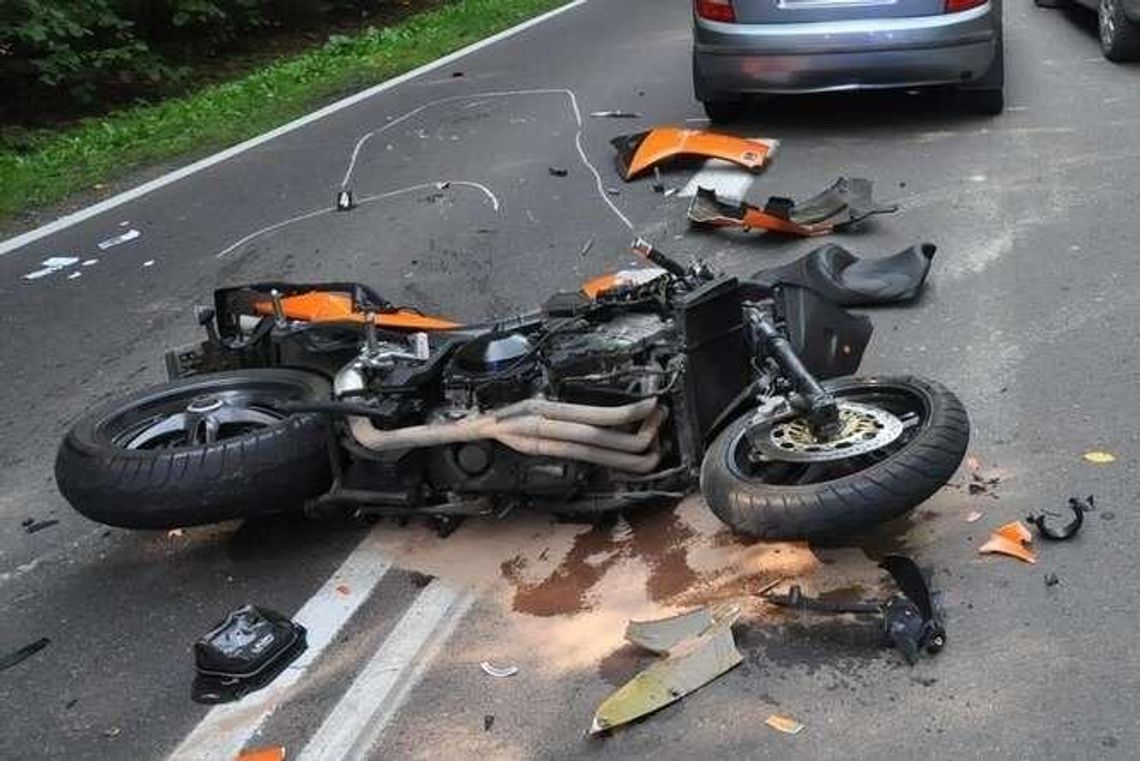Wypadek w Komarnie. Motocykl wjechał w dwa samochody (zdjęcia)