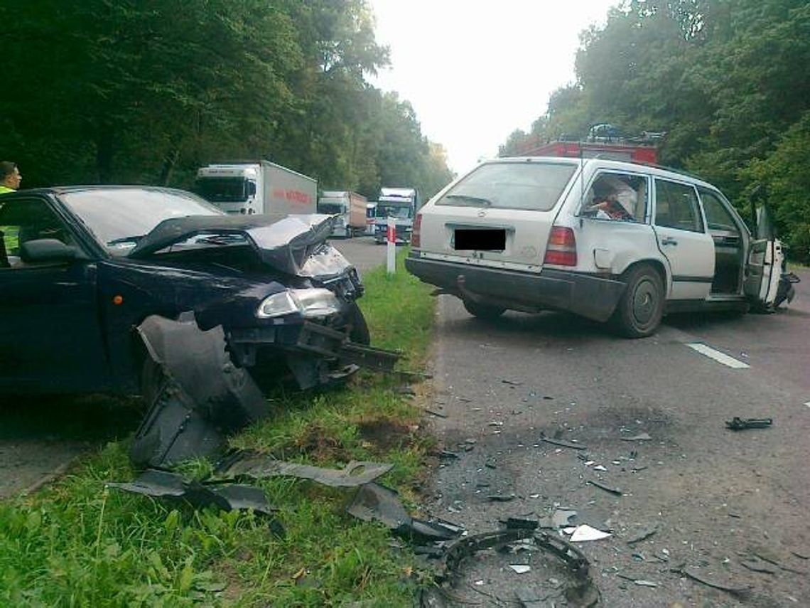 Wypadek w Konopnicy:  Mercedes czołowo zderzył się z oplem (zdjęcia, wideo)