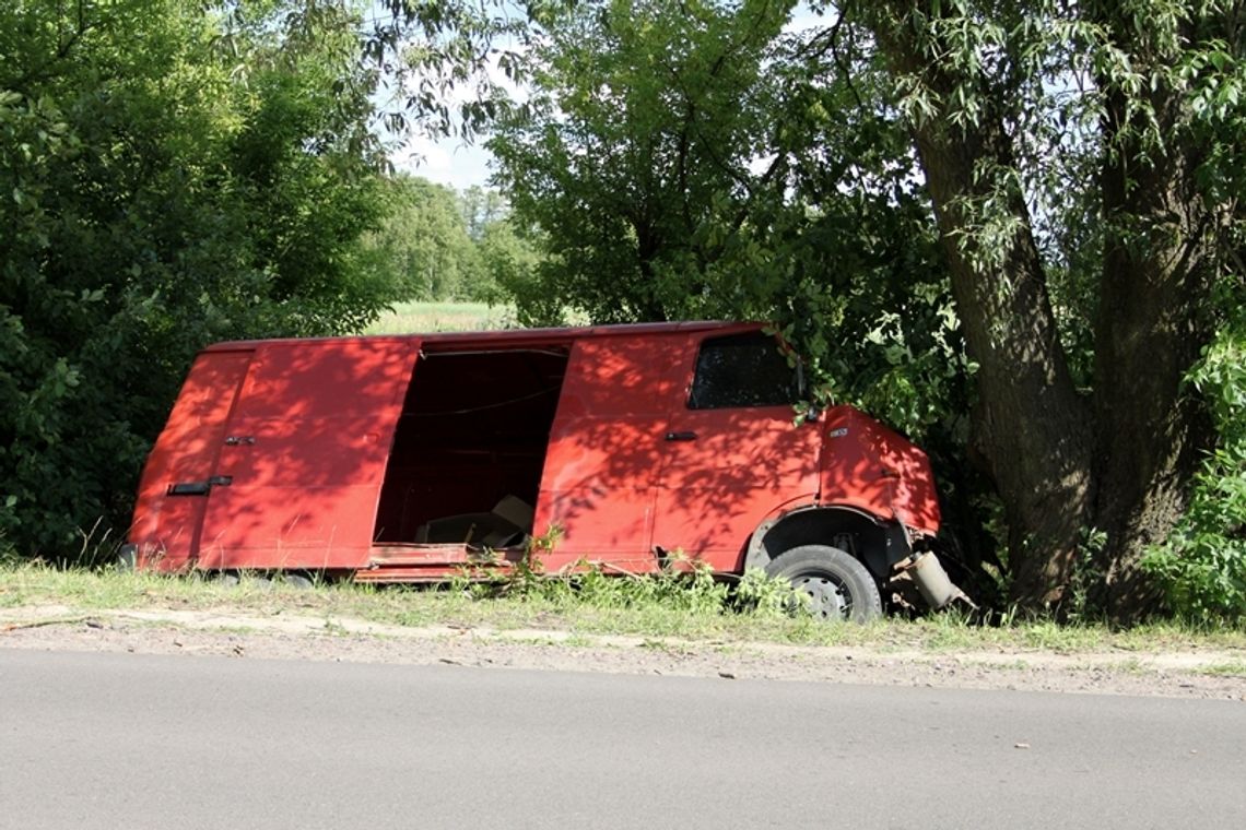 Wypadek w Kozuli. Dostawczak wpadł do rowu