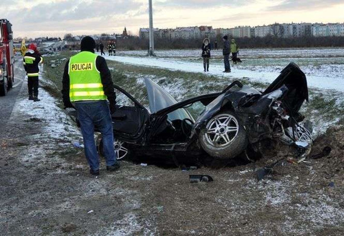 Wypadek w Kraśniku. Dwie osoby w ciężkim stanie Wypadek w Kraśniku. Dwie osoby w ciężkim stanie