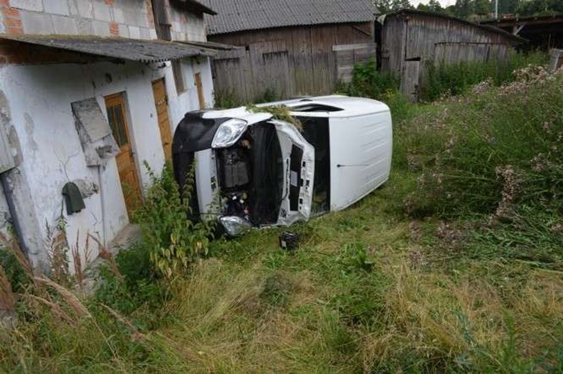 Wypadek w Krężnicy Jarej. Fiat staranował ogrodzenie i dachował Wypadek w Krężnicy Jarej. Fiat staranował ogrodzenie i dachował