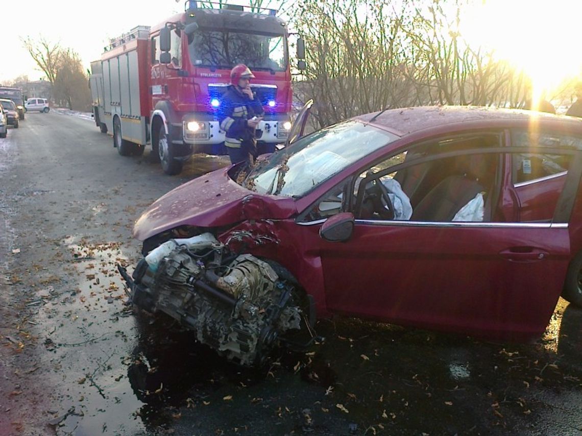 Wypadek w Krężnicy Jarej. Ford uderzył w drzewo
