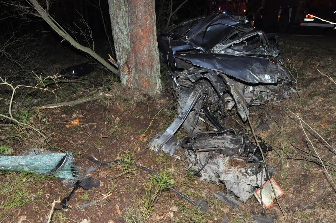 Wypadek w Łomazach. Ford rozbił się na drzewach, kierowca zginął