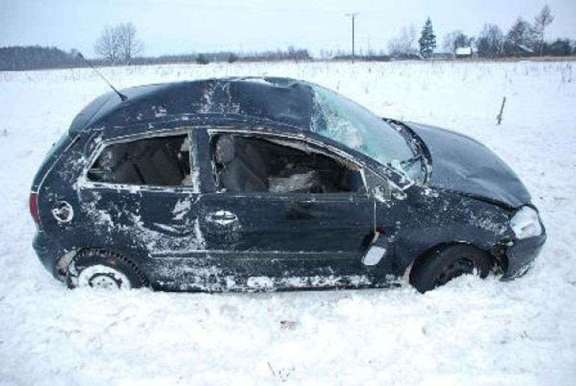 Wypadek w m. Borki: Auto w rowie, ranni pasażerowie