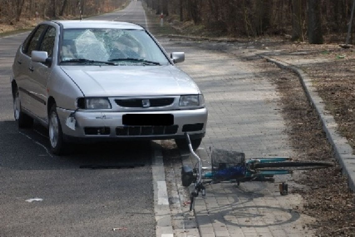 Wypadek w Maryninie. Rowerzysta wjechał pod samochód