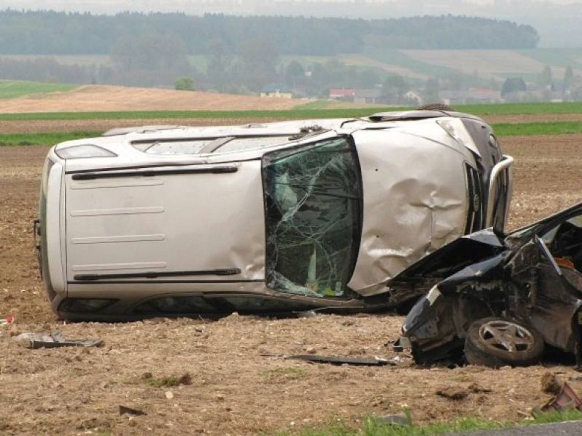 Wypadek w miejscowości Krupe: Kia przewrócona na bok w polu