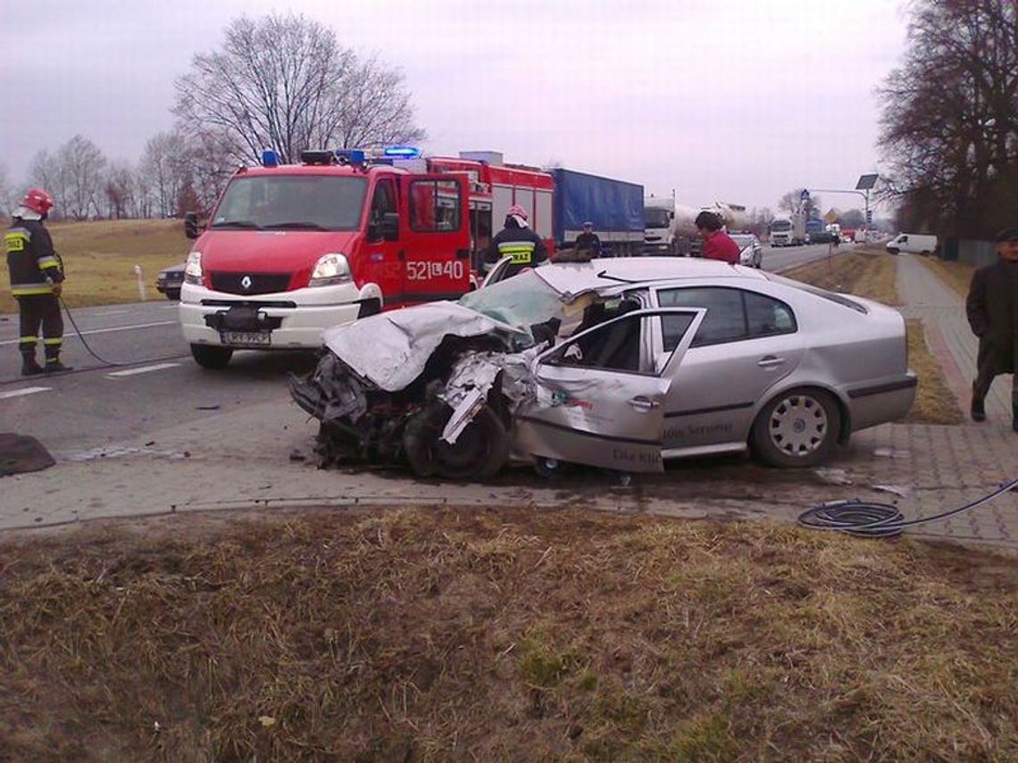 Wypadek w Moszczance: Po zderzeniu TIR i skoda w rowie