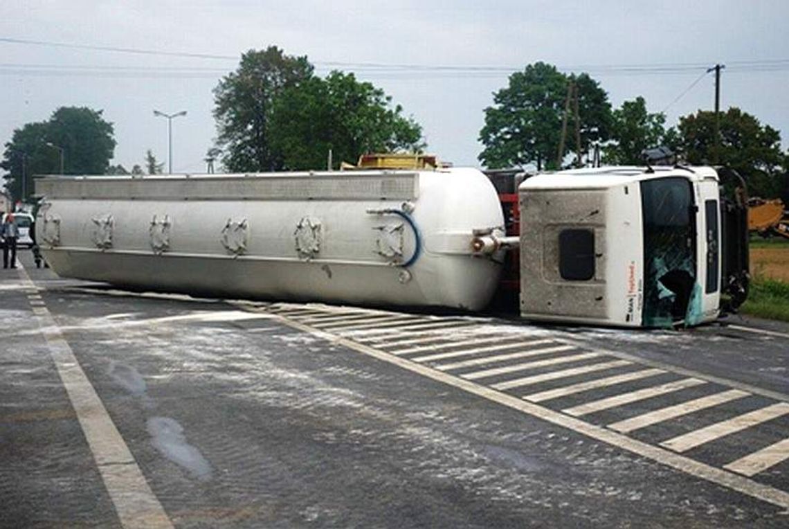 Wypadek w Moszczance. Zderzyły się samochód ciężarowy, bus i osobowy