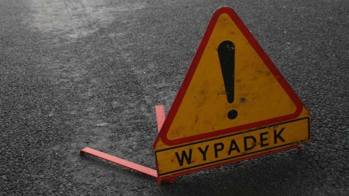 Wypadek w okolicach budowy S17. Bus uderzył w pojazd sprzątający drogę