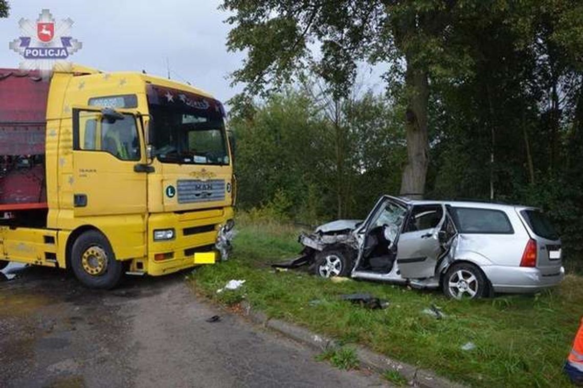 Wypadek w Plebaniej Woli. Ciężarówka wjechała w forda