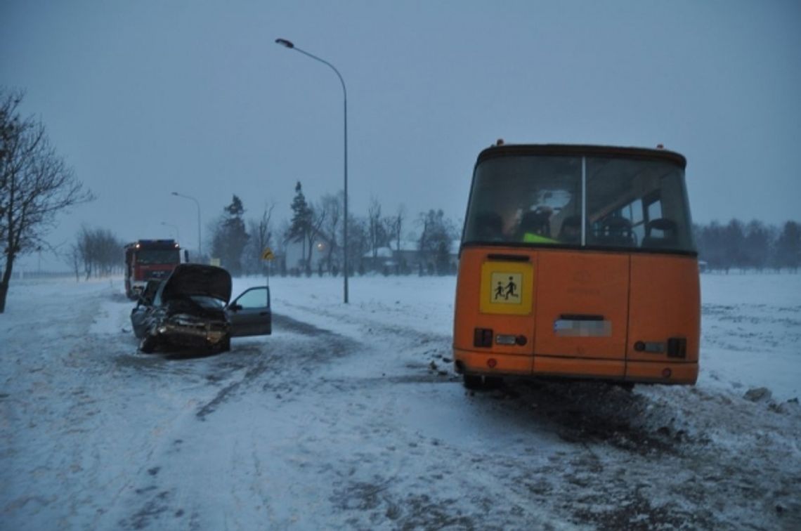 Wypadek w Pokrówce. Gimbus zderzył się z fordem
