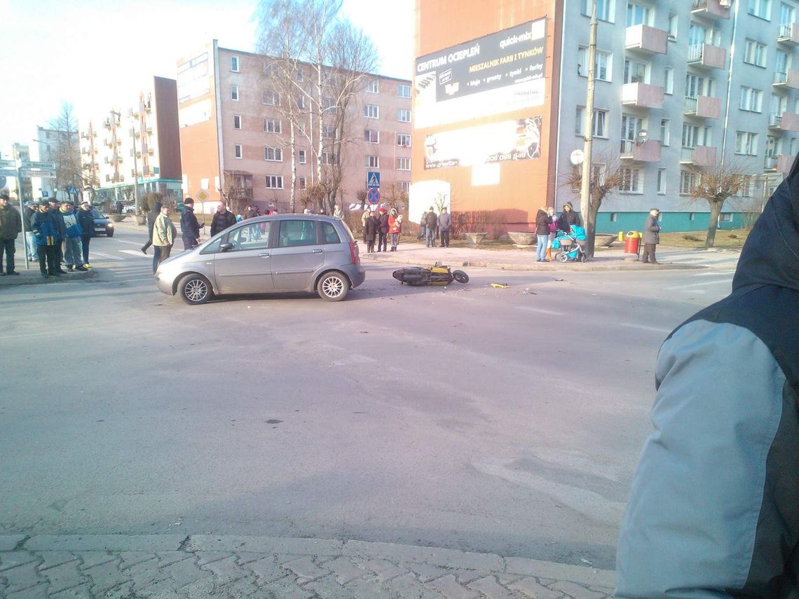 Wypadek w Poniatowej. Samochód zderzył się z motocyklem
