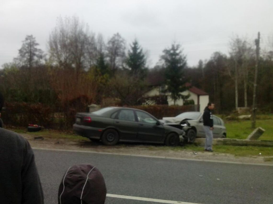 Wypadek w Poniatowej, wjechała w zaparkowany samochód