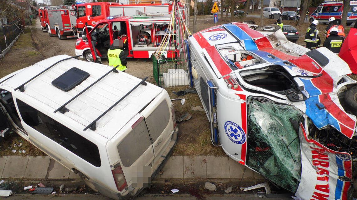 Wypadek w Przytocznie. Karetka i bus wypadły z drogi [zdjęcia, wideo]