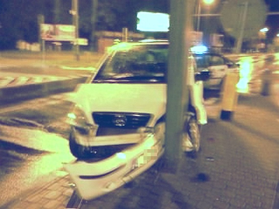 Wypadek w Puławach: Mężczyzna ze złamanym mostkiem trafił do szpitala