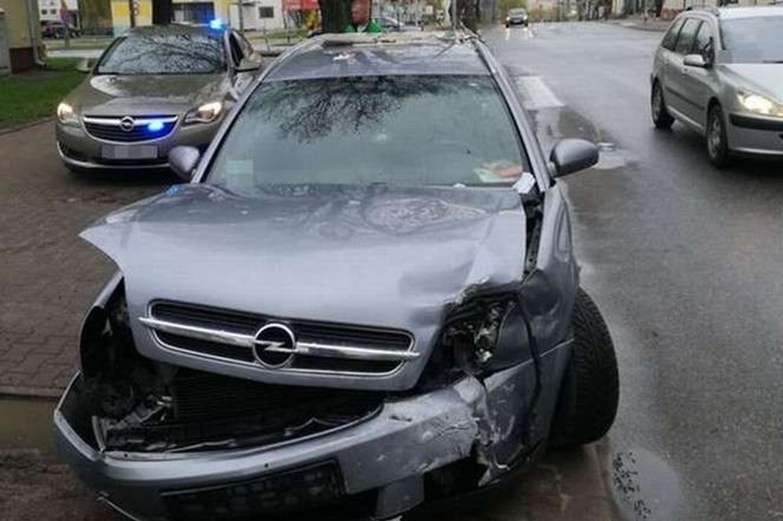 Wypadek w Puławach. Wjechał na skrzyżowanie na czerwonym świetle