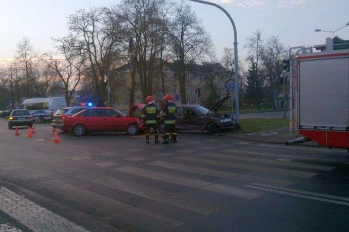 Wypadek w Puławach. Zderzenie opla i audi