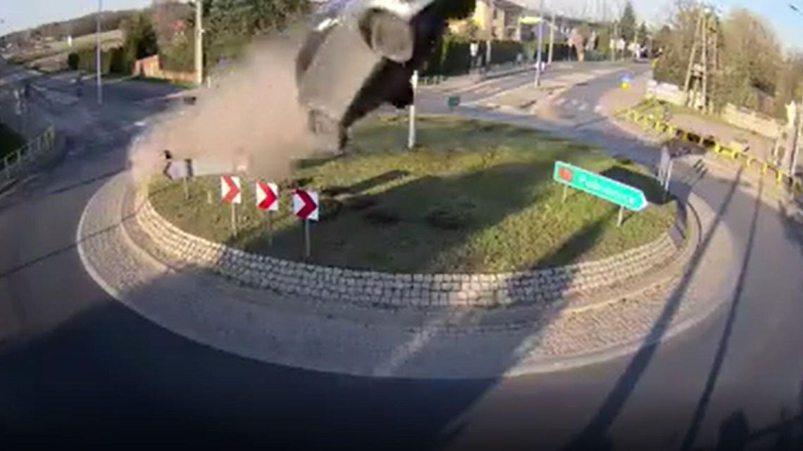 Wypadek w Rąbieniu. Samochód przeleciał nad rondem i wylądował na ogrodzeniu kościoła [wideo]