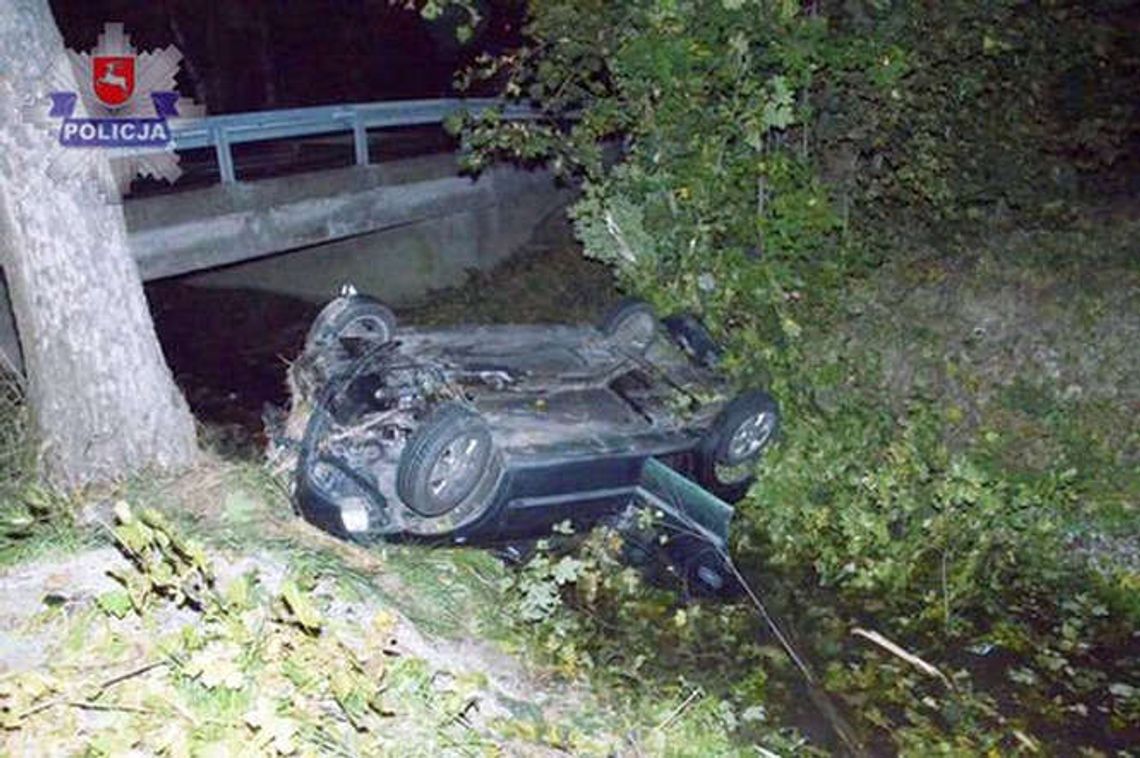 Wypadek w Różańcu: Opel dachował. Pięć osób w szpitalu