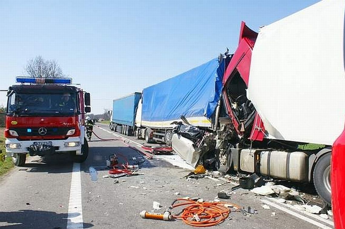 Wypadek w Sędziwujach: Totalna miazga na drodze