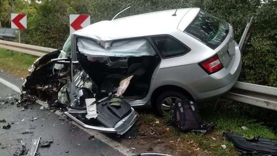 Wypadek w Stężycy. Czołowe zderzenie audi i skody