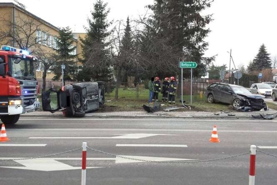 Wypadek w Strzeszkowicach. Auto przewróciło się na bok [zdjęcia]